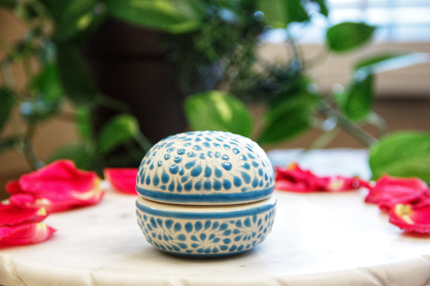 Artisanal candle in a beautiful small talavera cup with a closed lid. Handmade blue strokes design. Handcrafted by Artisan in Mexico City. 100% All Natural Soy Candle. Reuse the talavera as home decor or storage.