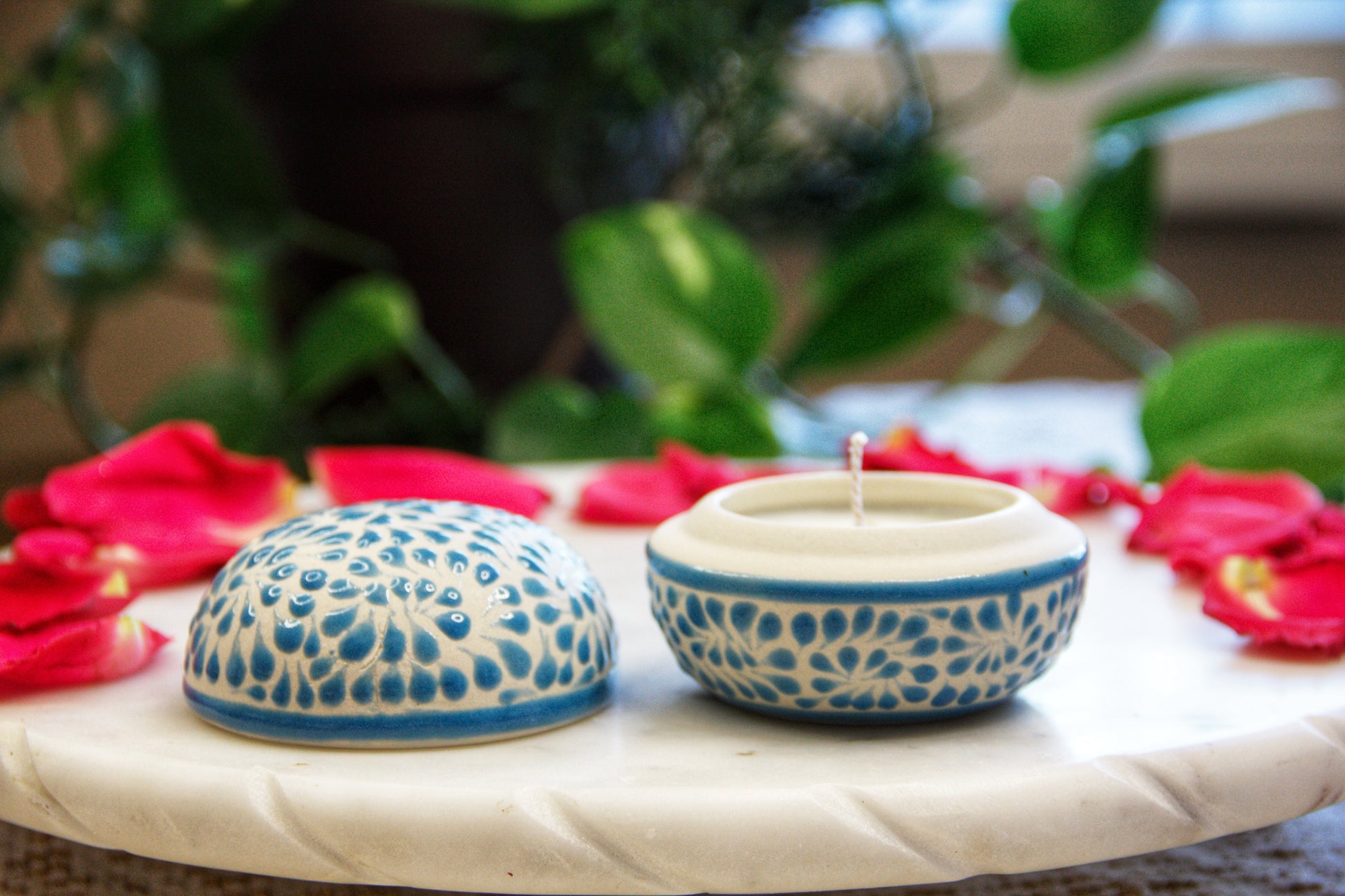 Artisanal candle in a beautiful small talavera cup with a lid. Handmade blue strokes design. Handcrafted by Artisan in Mexico City. 100% All Natural Soy Candle. Reuse the talavera as home decor or storage.