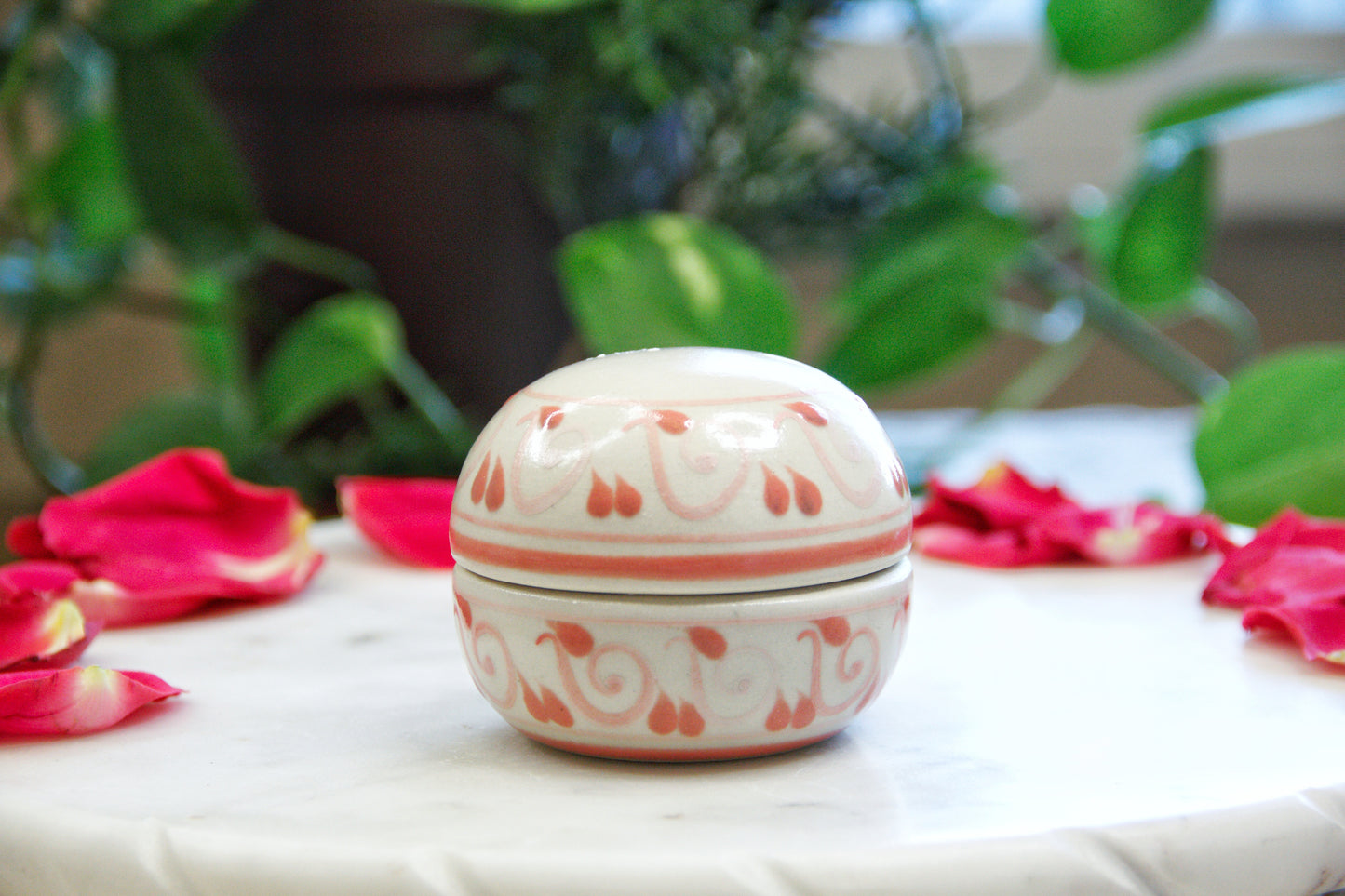 Artisanal candle in a beautiful biege and light pink talavera cup with a closed lid. Handmade spiral design. Handcrafted by Artisan in Mexico City. 100% All Natural Soy Candle. Reuse the talavera as home decor or storage.
