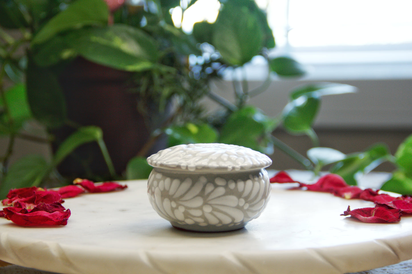 Artisanal candle in a beautiful light grey talavera cup with a closed lid. Handmade white strokes design. Handcrafted by Artisan in Puebla, Mexico. 100% All Natural Soy Candle. Reuse the talavera as home decor or storage.
