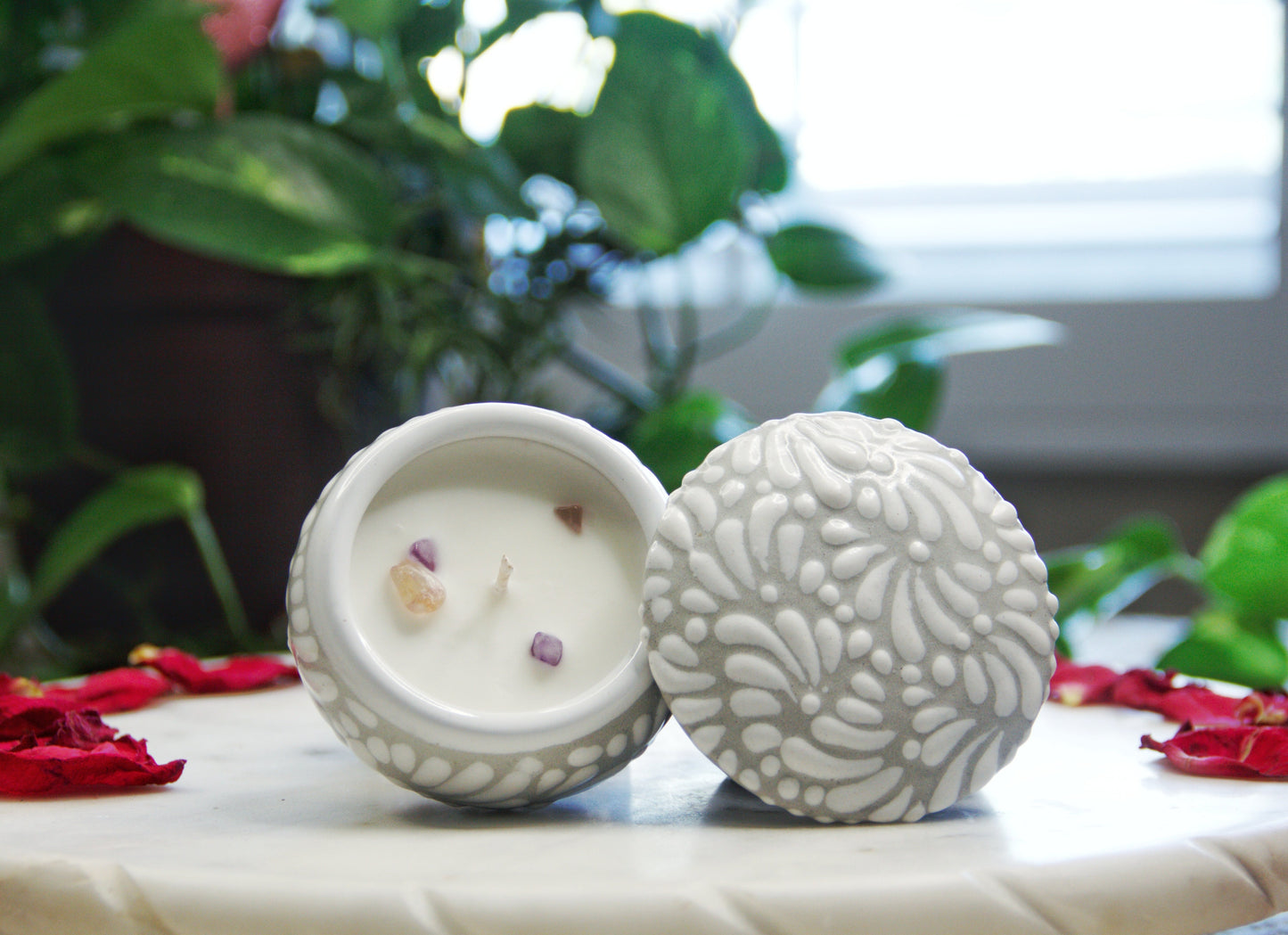 top view of an Artisanal candle in a beautiful light grey talavera cup with an open lid. Handmade white strokes design. Handcrafted by Artisan in Puebla, Mexico. 100% All Natural Soy Candle. Reuse the talavera as home decor or storage.
