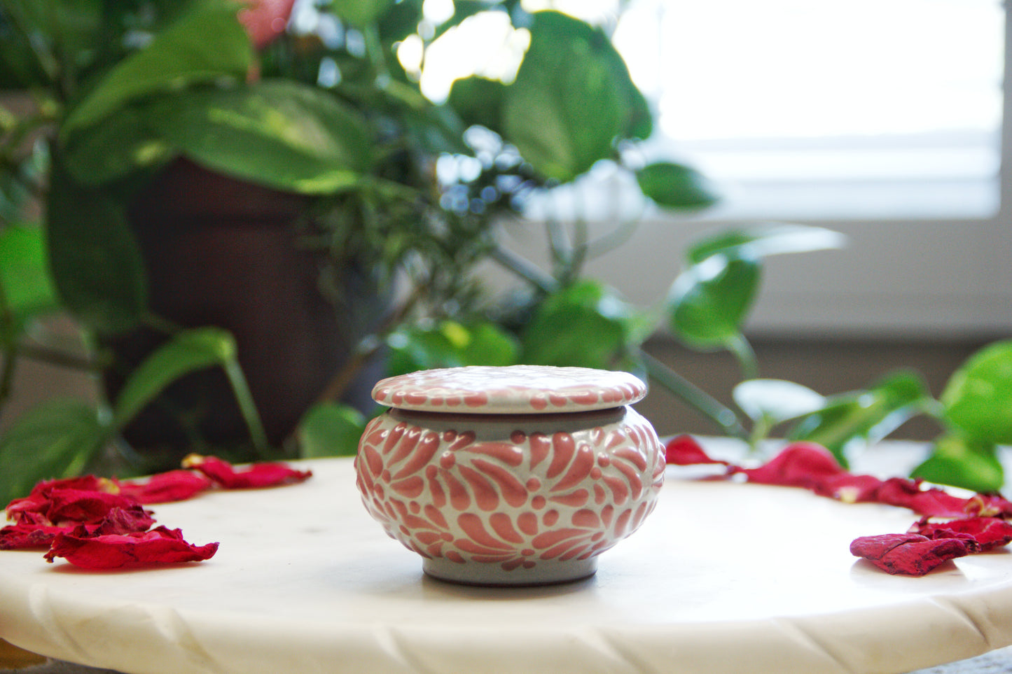 Artisanal candle in a beautiful light grey talavera cup with a lid. Handmade white strokes design. Handcrafted by Artisan in Puebla, Mexico. 100% All Natural Soy Candle. Reuse the talavera as home decor or storage.