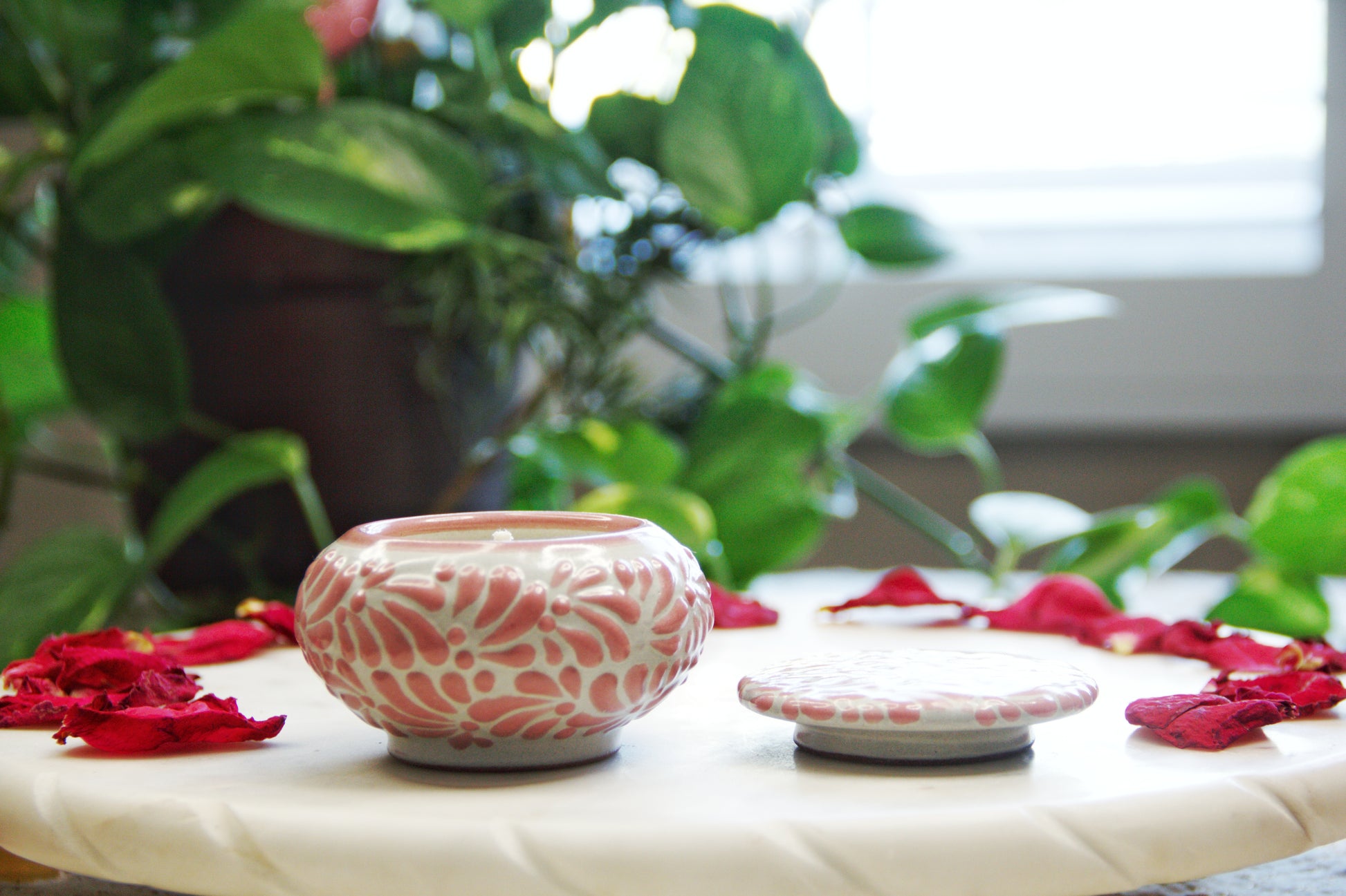 Artisanal candle in a beautiful light grey talavera cup with a lid on the side. Handmade white strokes design. Handcrafted by Artisan in Puebla, Mexico. 100% All Natural Soy Candle. Reuse the talavera as home decor or storage.