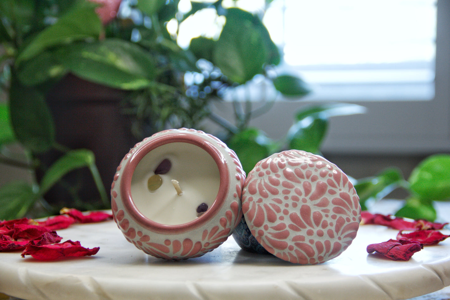 Top view of an Artisanal candle in a beautiful light grey talavera cup with an open lid. Handmade white strokes design. Handcrafted by Artisan in Puebla, Mexico. 100% All Natural Soy Candle. Reuse the talavera as home decor or storage.